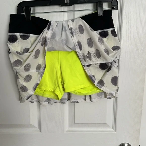 Lululemon Pacesetter Tennis skirt- 6 reg - Picture 4 of 4